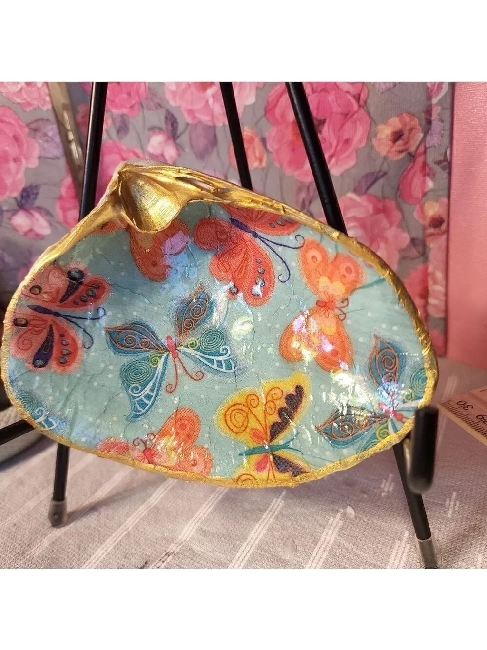 DECOUPAGE CLAM SHELL DECOUPAGE BUTTFLIES ON A CLAM SHELL TRINKET DISH